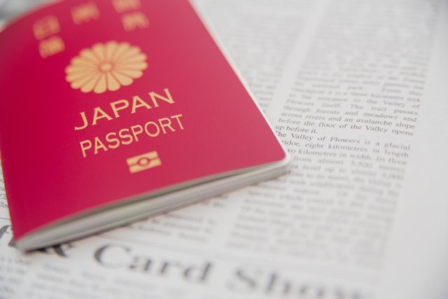 パスポートと英文の新聞