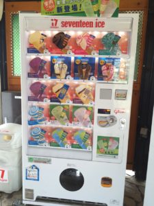 アイスの自動販売機。暑い時にはアイスです。買いにでなくてもアイスが帰るのはうれしいですね。