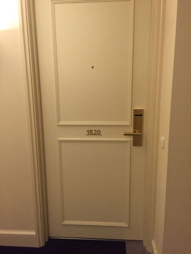 白いでドアも素敵ですね。