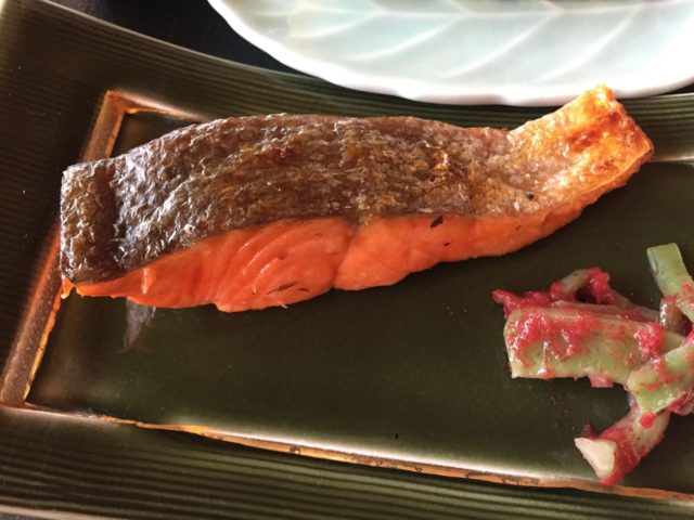 焼き魚は鮭も選べます。