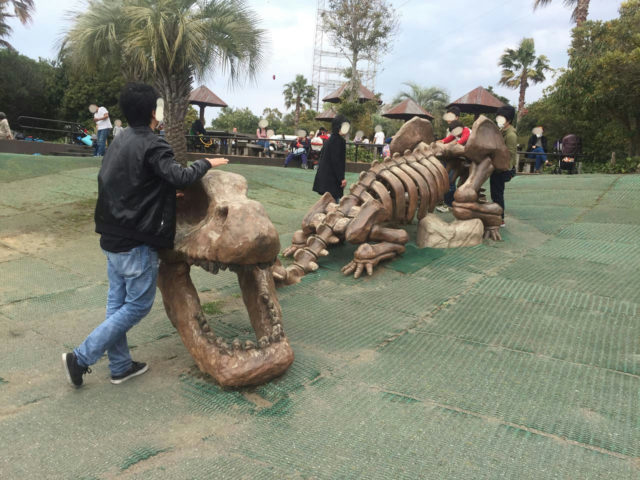 恐竜化石の遊具。ちょっと珍しいです。