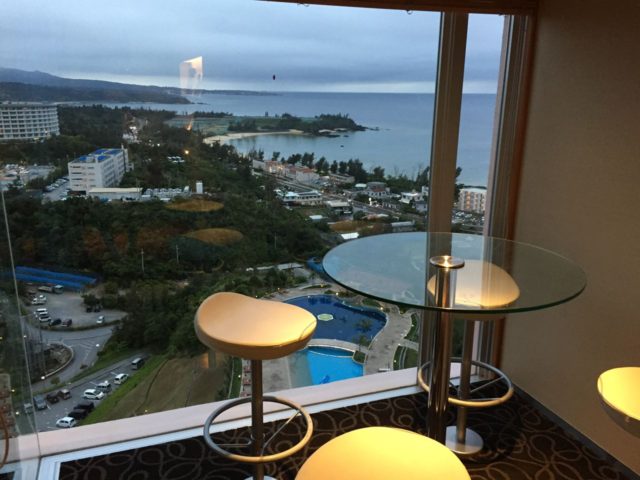オーシャンのガラステーブルと眺望です。マリオット沖縄で一番の眺望。