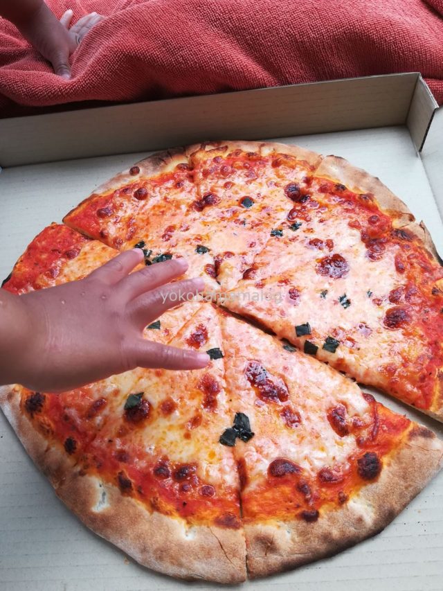 こちらのピザ。かなりのビックサイズです。これで390バーツならむしろお得価格です。 しかもとっても美味しかった。プーケットで一番おいしいピザでした。