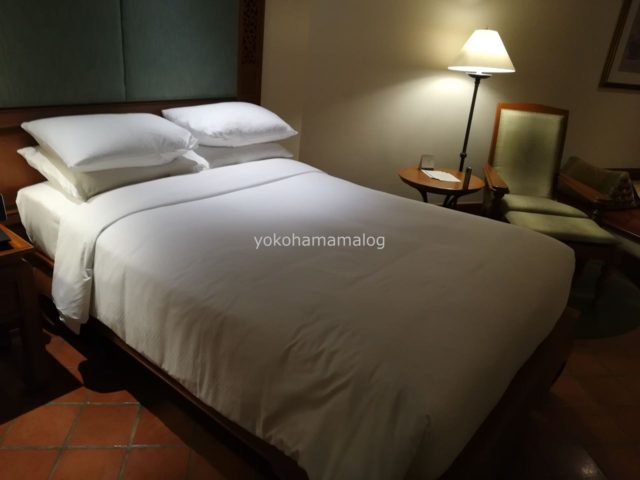 アジアらしく木製のベッドです。全く動かないぐらい重いです。