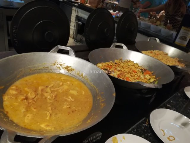 タイ料理コーナー。カレーと焼きそばと焼き飯です。カレーは日替わりで味（色）が変わります。