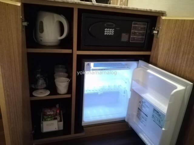 軽井沢マリオットの冷蔵庫は持ち込み派にはうれしい空でした。「氷はお持ちします」とのご案内があり、心配りがうれしいですね。