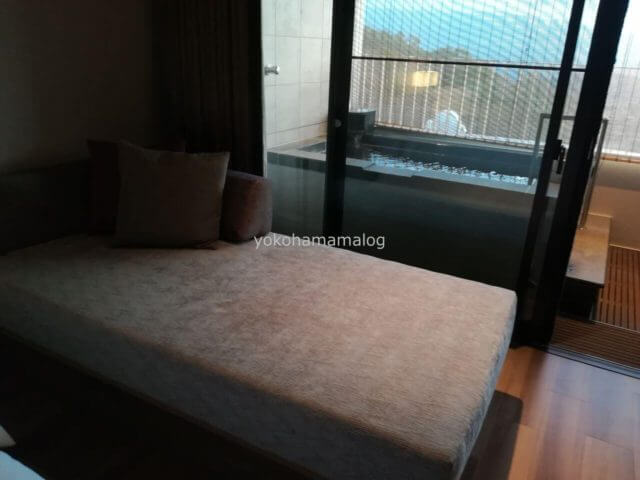 伊豆マリオット修善寺のソファーです。ソファーの向こうには露天風呂がみえます。